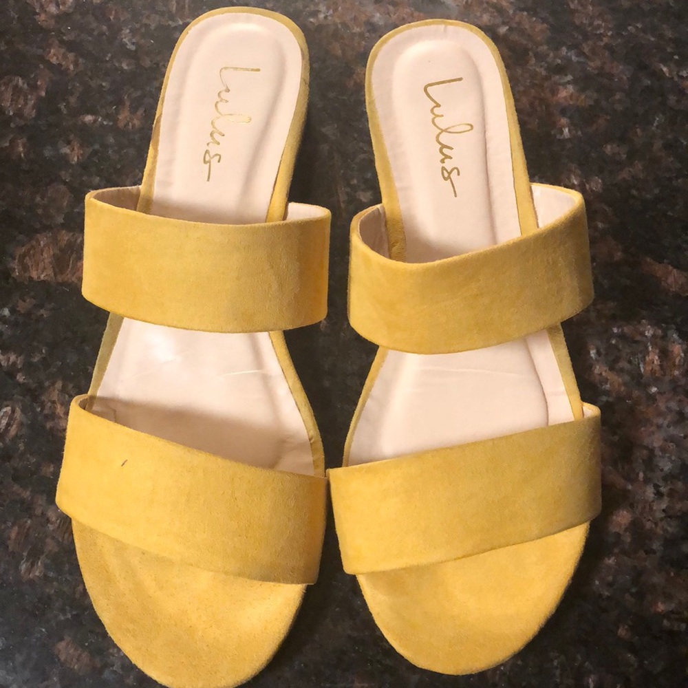 Lulu’s yellow flat sandals